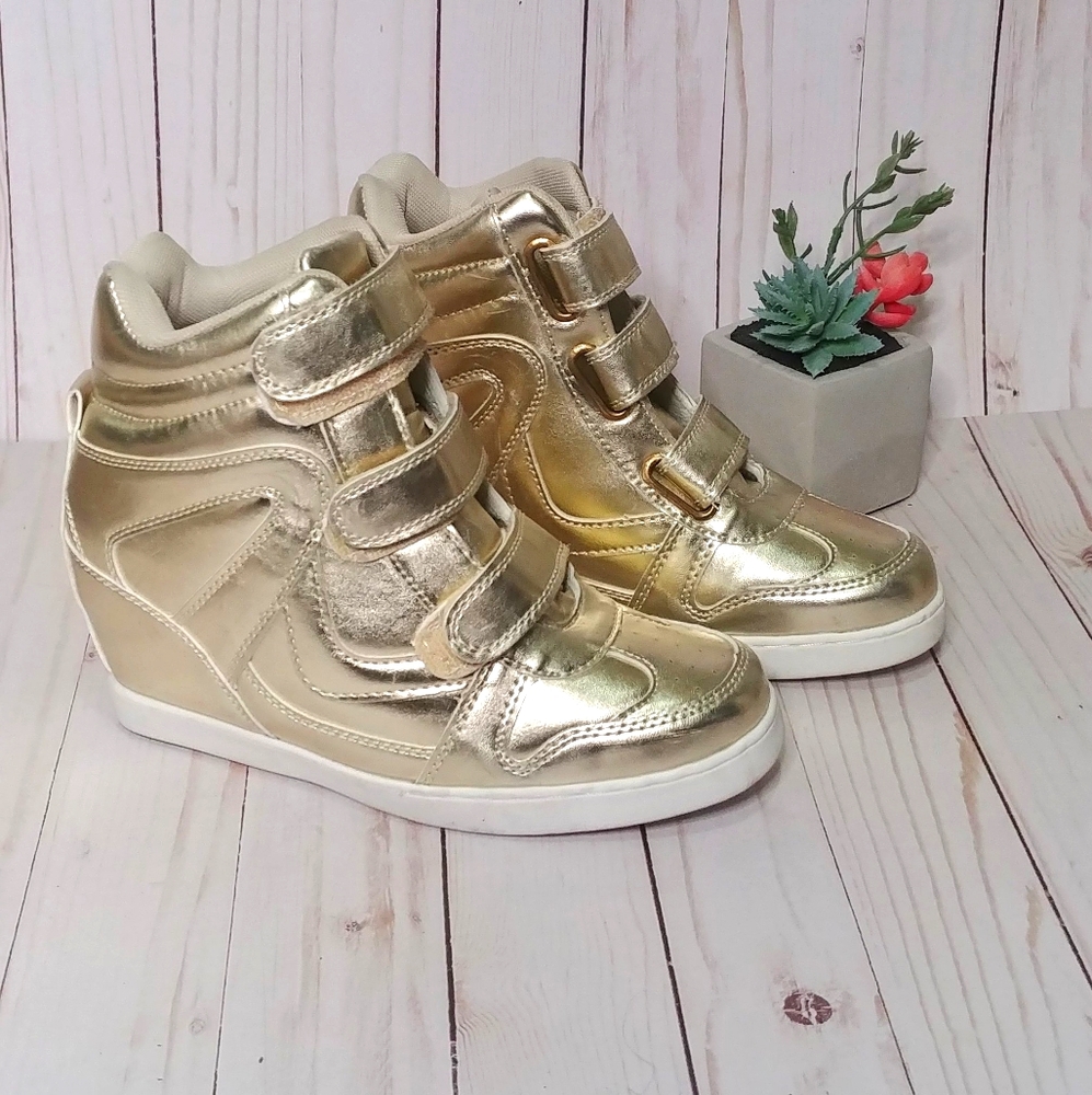Bucco Sany Fashion Sneaker Gold size 8 Wedge Heel